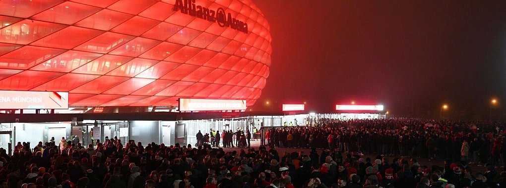 Die Fans strömen zur Allianz Arena, viele verspätet wegen Problemen bei der Anfahrt. - © Sven Hoppe/dpa
