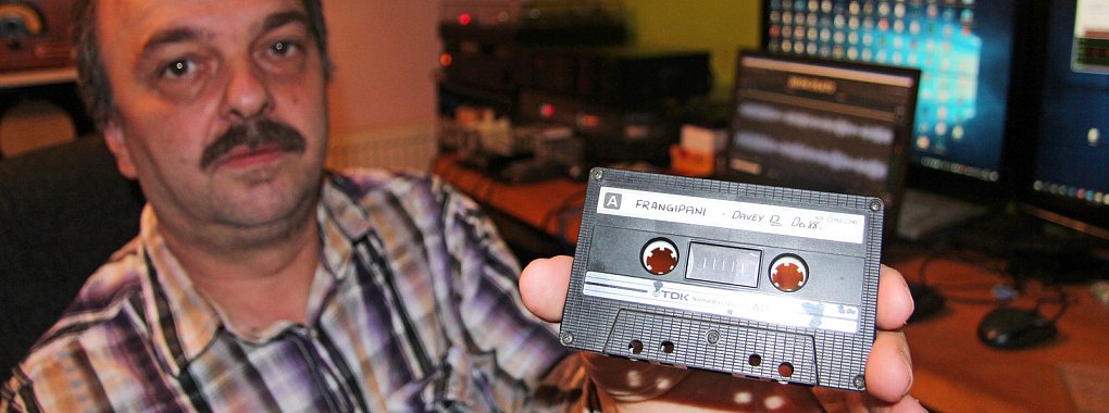 Das heilige Band: Sven Schmidt zeigt einen Mitschnitt aus der Lemgoer Kultdiscothek "Frangipani" aus den 80er Jahren. Er hat ihn digitalisiert und ins Internet gestellt. - © Till Brand