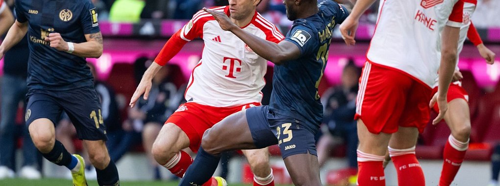 Der Mainzer Josuha Guilavogui (M) musste beim Spiel in München in der 35. Minute ausgewechselt werden. - © Sven Hoppe/dpa
