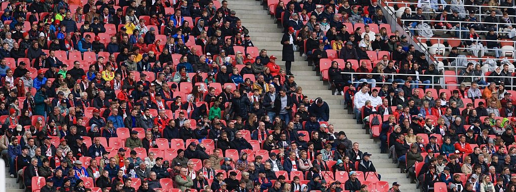 Eigentlich war der Heimbereich beim Spiel Leipzig gegen Kiel ausverkauft - dennoch blieben viele Plätze leer. - © Jan Woitas/dpa