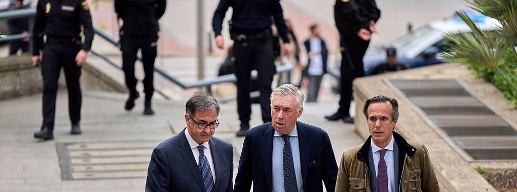 Der Trainer von Real Madrid, Carlo Ancelotti (M) muss sich vor einem Gericht in Madrid wegen Steuerhinterziehung verantworten. - © Manu Fernandez/AP/dpa