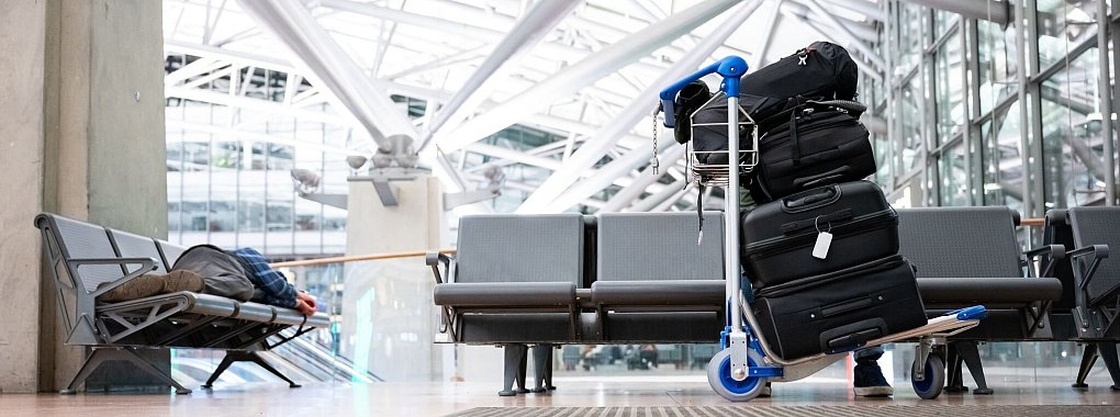 Bei streikbedingtem Flugausfall oder einer Verspätung von mehr als drei Stunden muss die Fluggesellschaft Reisenden eine alternative Beförderung zum Ziel anbieten. - © Jonas Walzberg/dpa/dpa-tmn
