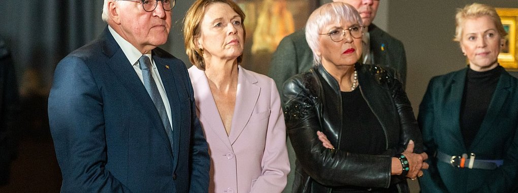 Bundespräsident Frank-Walter Steinmeier (l-r), seine Frau Elke Büdenbender, Claudia Roth, Beauftrage der Bundesregierung für Kultur und Medien, und Oleksii Makeiev, Botschafter der Ukraine in Deutschland, schauen sich die Ausstellung «Von Odesa nach Berlin» an. - © Christophe Gateau/dpa