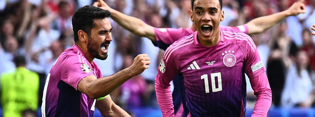 «Es ist so eine Freude, mit ihm zu spielen», schwärmte Kapitän Ilkay Gündogan (l) über Spieler-Kollegen Jamal Musiala (r). - © Tom Weller/dpa