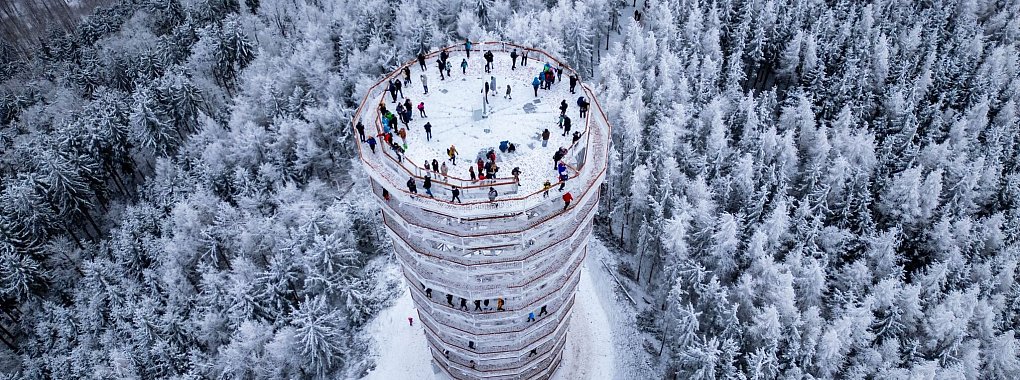 Hoch hinaus: Der neue Aussichtsturm steht auf dem Großen Wildberg (Dzikowiec Wielki) und ist zu Fuß oder über einen Sessellift erreichbar. - © Bezirksamt in Wa?brzych/dpa-tmn