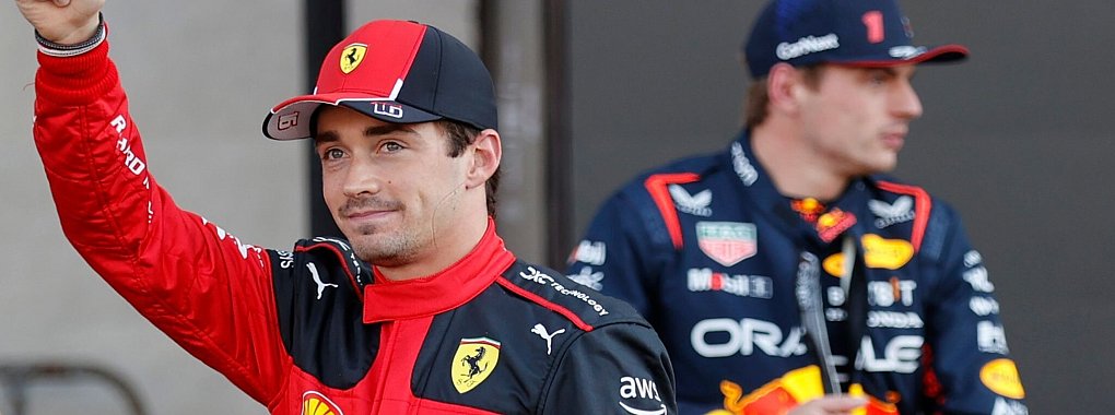 Fährt seit 2019 für die Scuderia Ferrari: Der Monegasse Charles Leclerc (l). - © Andres Staph/REUTERS Pool/AP/dpa