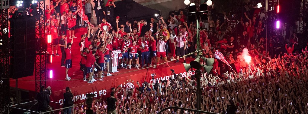 Die Spieler von Olympiakos Pir&auml;us feiern mit ihren Fans den Sieg im Conference-League-Finale. - &copy; Michael Varaklas/AP