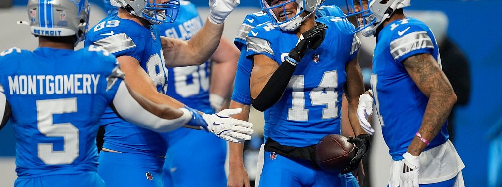 Fünfter Touchdown im fünften Spiel in Serie: Amon-Ra St. Brown (2.v.r.) feiert mit seinen Teamkollegen. - © Paul Sancya/AP