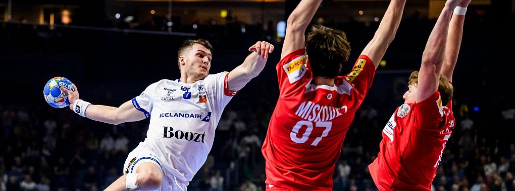 Elvar Örn Jónsson (l.) wechselt zur neuen Saison von Melsungen nach Magdeburg. - © Tom Weller/dpa