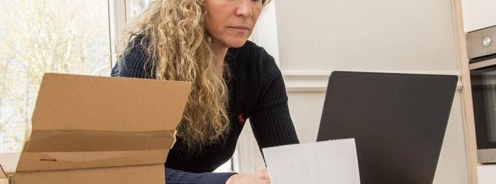 Eine Frau reklamiert eine beschädigte Warenlieferung - © Foto: Christin Klose/dpa-tmn