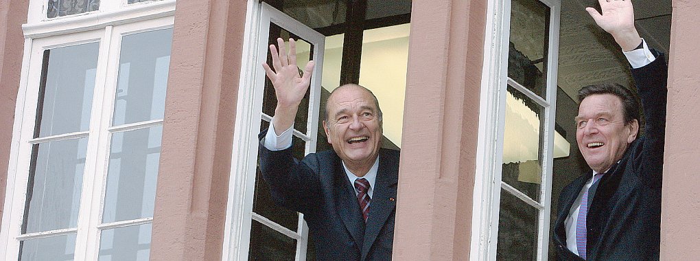 Hoher Besuch: Chirac und Schröder winken aus den Rathausfenstern. - © Vera Gerstendorf-Welle