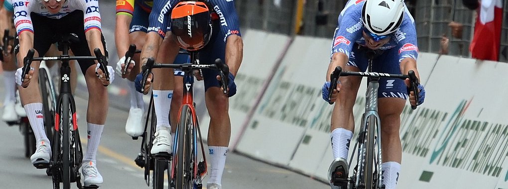 Jasper Philipsen (r) setzte sich knapp vor Michael Matthews (M.) und Tadej Pogacar durch. - &copy; Gian Mattia D\\\'alberto/LaPresse via ZUMA Press/dpa