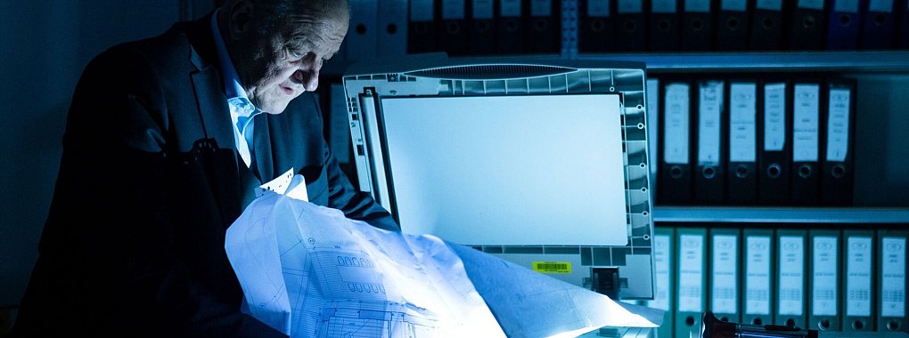 Privatdetektiv Georg Wilsberg (Leonard Lansink) bricht in eine Baufirma ein. - &copy; Thomas Kost/ZDF/dpa