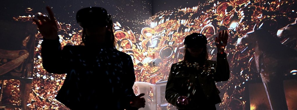 Immersive Tutanchamun-Ausstellung: Zwei Mitarbeiterinnen mit Virtual-Reality-Brillen bewegen sich durchs Metaversum. - &copy; Rabea Gruber/dpa