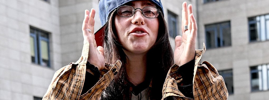 Ob Billie Eilish in Paris live auftritt, gaben die Organisatoren nicht bekannt. - © Britta Pedersen/dpa