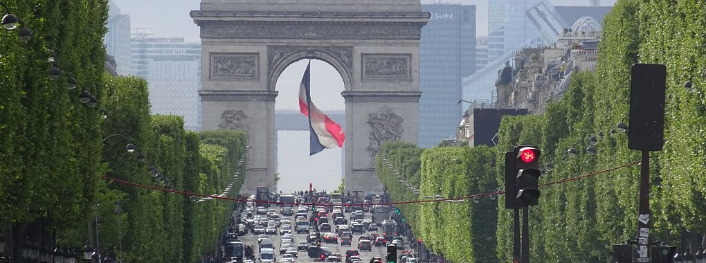 Aux Champs-Elysées: In vielen französischen Städten gibt es Umweltzonen, die nur Autos mit der Umweltplakette Crit\\\'Air befahren dürfen. - © Andrea Warnecke/dpa-tmn