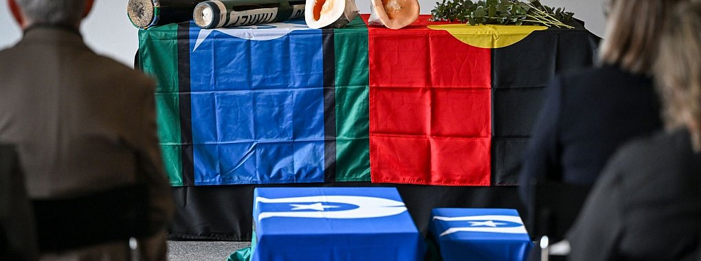 Feierliche Zeremonie für die Ahnen des Volkes Ugaram Le. - © Jens Kalaene/dpa