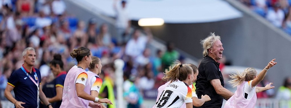 Jubel nach dem Schlusspfiff: Horst Hrubesch und seine Spielerinnen - &copy; Marcus Brandt/dpa