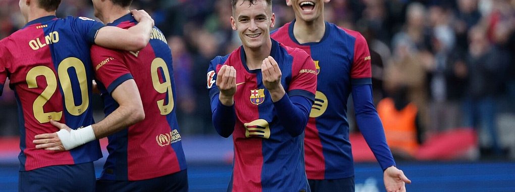 Barcelonas Spieler bejubeln das 2:0. - © Joan Monfort/AP/dpa