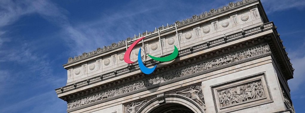 Der Arc de Triomphe zeigt das Symbol der Paralympics. - &copy; Christophe Ena/AP/dpa