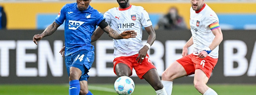 Hoffenheims Gift Orban (l) vergab in der ersten Hälfte gegen Heidenheim die Riesenchance zum 2:0 - © Uwe Anspach/dpa