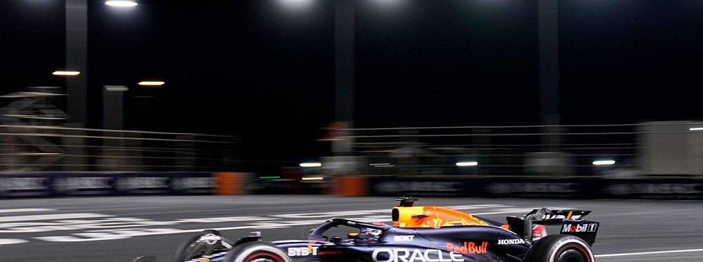 Max Verstappen holte sich im zweiten Rennen der Saison den zweiten Sieg. - © Darko Bandic/AP/dpa