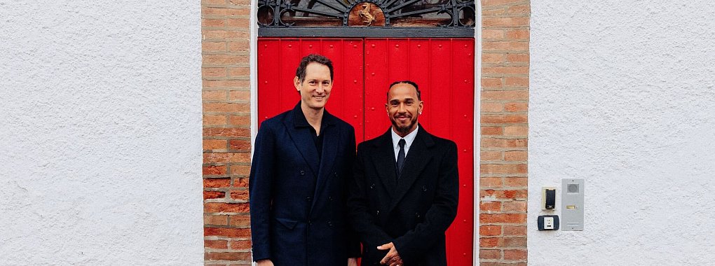 Lewis Hamilton mit Ferrari-Boss John Elkann. - © Scuderia Ferrari/PA Media/dpa
