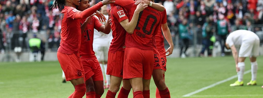 Freude über die Führung von Leroy Sané (r) - der Meister-Jubel ist vertagt. - © Daniel Löb/dpa