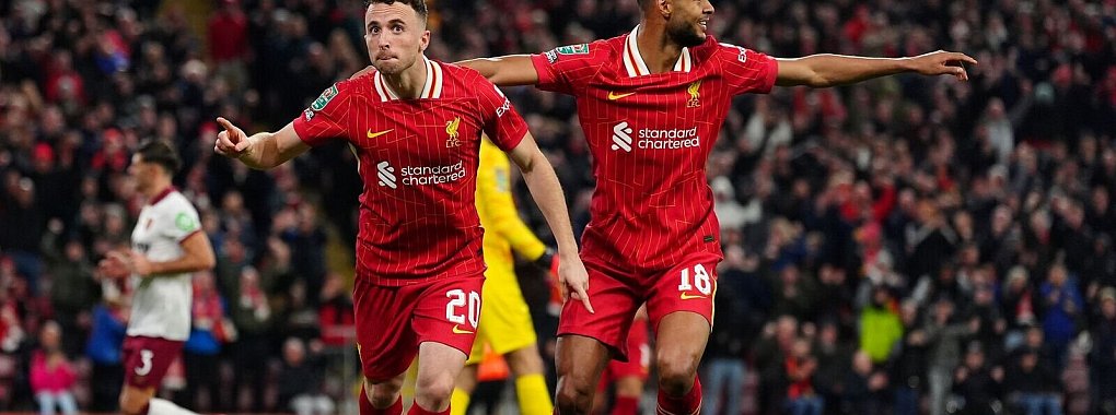Zweifacher Torschütze für den FC Liverpool: Der Portugiese Diogo Jota (l). - © Peter Byrne/PA Wire/dpa