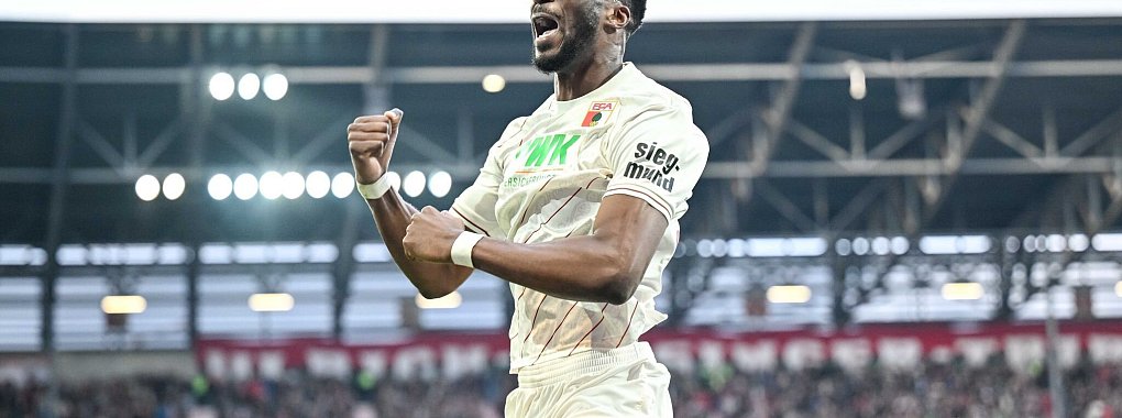 Chrislain Matsima beschert dem FC Augsburg das 1:0. - © Harry Langer/dpa