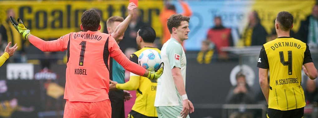 Nico Schlotterbeck sieht früh die Rote Karte. - © Bernd Thissen/dpa