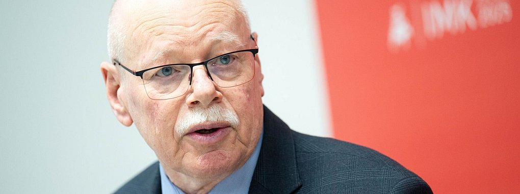 Ulrich Mäurer will das Thema Polizeikosten im Fußball bei der nächsten IMK zur Sprache bringen. - © Sina Schuldt/dpa