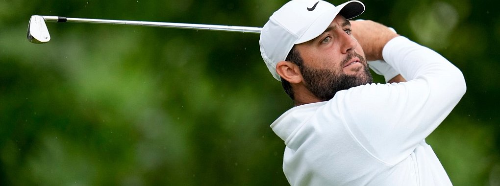 Der US-Amerikaner Scottie Scheffler beobachtet seinen Abschlag am elften Loch. - &copy; Jeff Roberson/AP/dpa