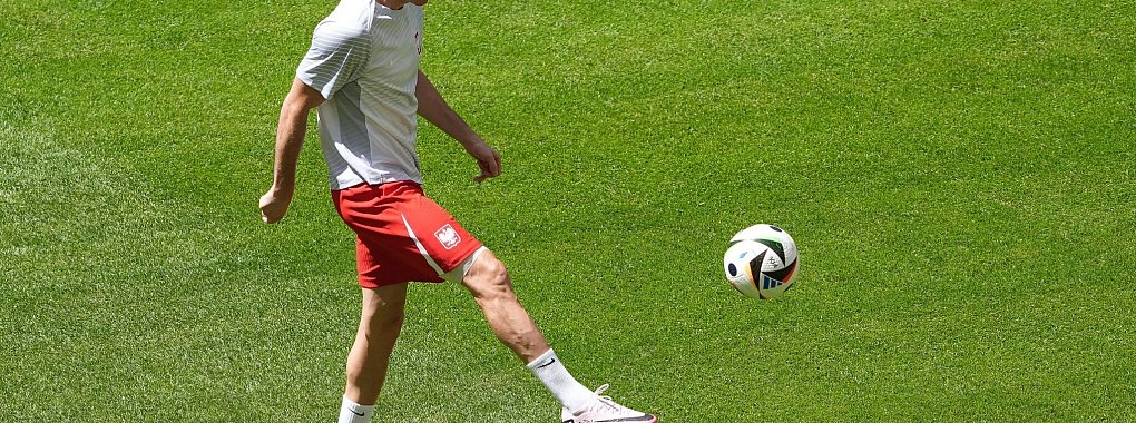 Robert Lewandowski beim Training der Polen. - &copy; Marcus Brandt/dpa