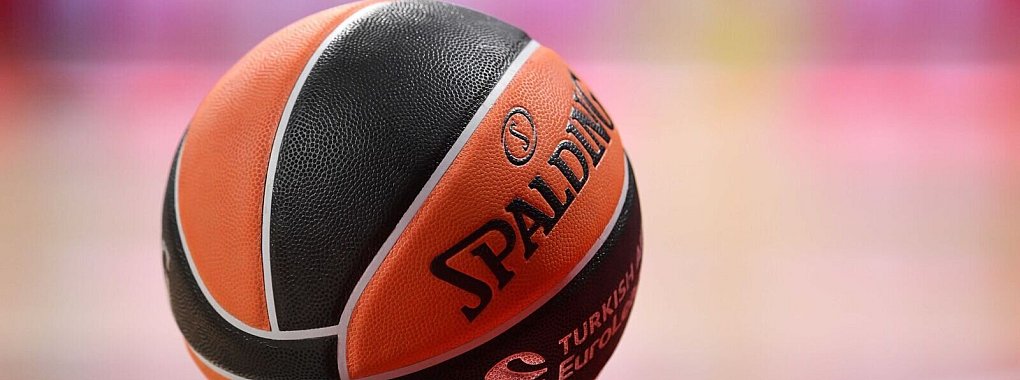 Nach dem Tod von Janis Timma beginnen die Euroleague-Spiele mit einer Schweigeminute. - © Tobias Hase/dpa