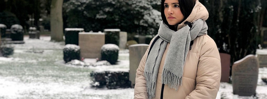 Seren G&ouml;ren steht auf dem Ohlsdorfer Friedhof in Hamburg. Friedh&ouml;fe haben sie schon immer fasziniert. - &copy; Yasemin Ergin/NDR /dpa