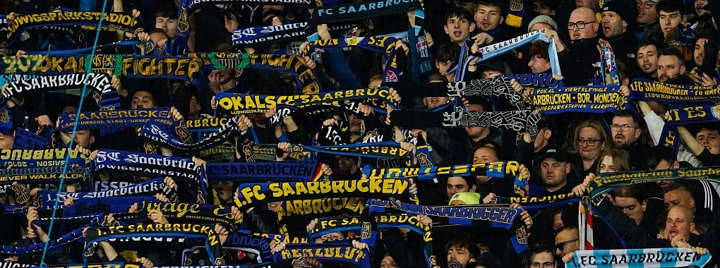 Fans von Saarbr&uuml;cken feuern ihre Mannschaft an. - &copy; Uwe Anspach/dpa