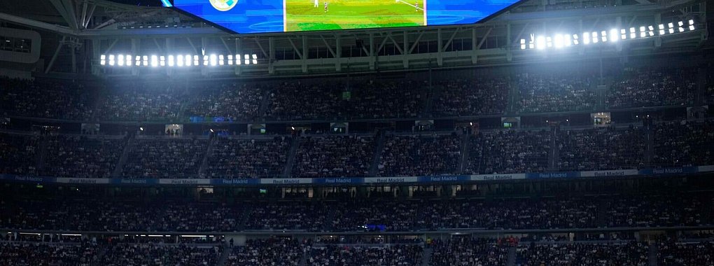 Für das Verhalten von Fans muss Real nun zahlen. - © Bernat Armangue/AP/dpa