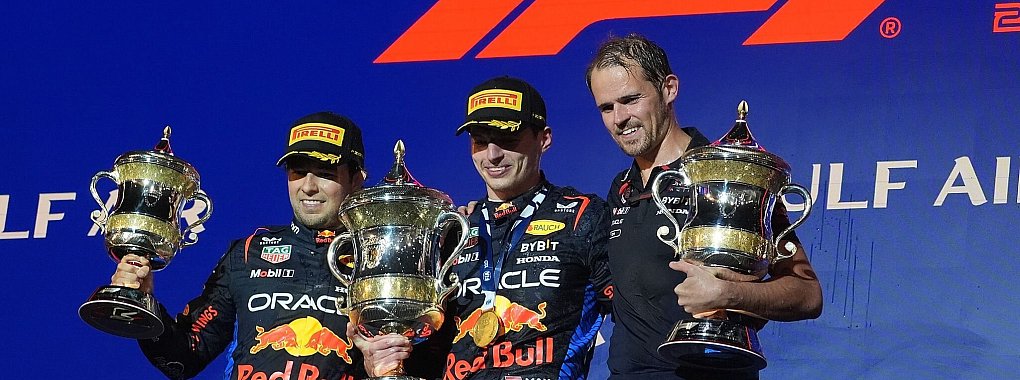 Der Zweitplatzierte Sergio Perez (l-r), Sieger Max Verstappen und Tom Hard von Red Bull stehen auf dem Podium. - © Hasan Bratic/dpa