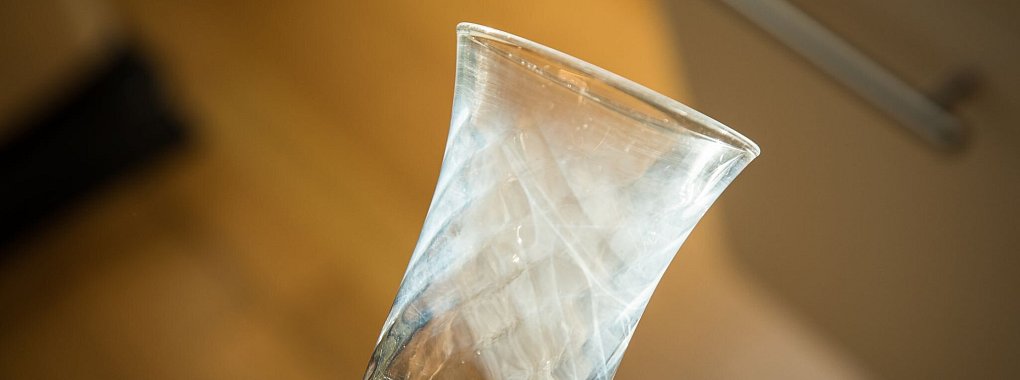 Ein Lifehack verspricht, dass milchige Gläser mit einem in Wasser aufgelösten Gebissreiniger-Tab wieder klar werden sollen. - © Christin Klose/dpa-tmn