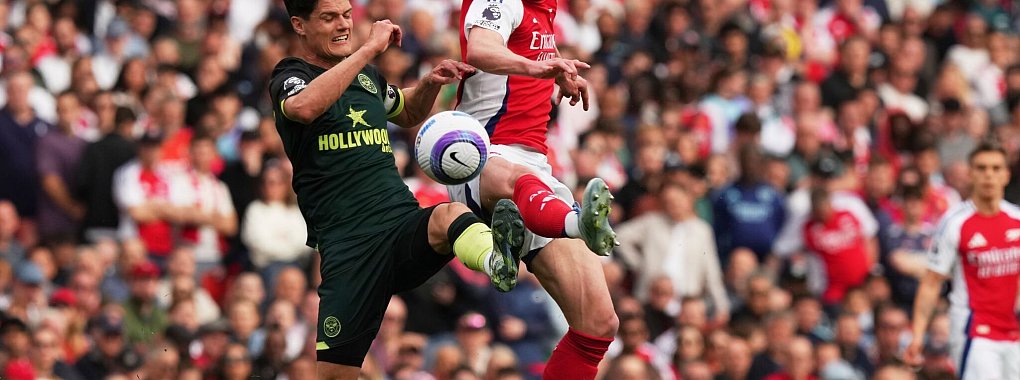 Gala gegen Real, Enttäuschung gegen Brentford: Arsenals Declan Rice (r.) erlebt eine Woche mit Höhen und Tiefen. - © Frank Augstein/AP/dpa