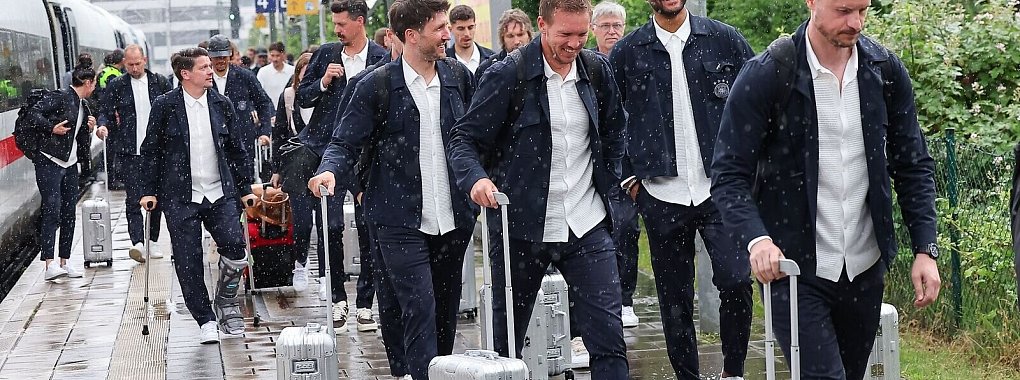 Der Tross der deutschen Nationalmannschaft kommt in Erlangen am Bahnhof an. - &copy; Daniel L&ouml;b/dpa