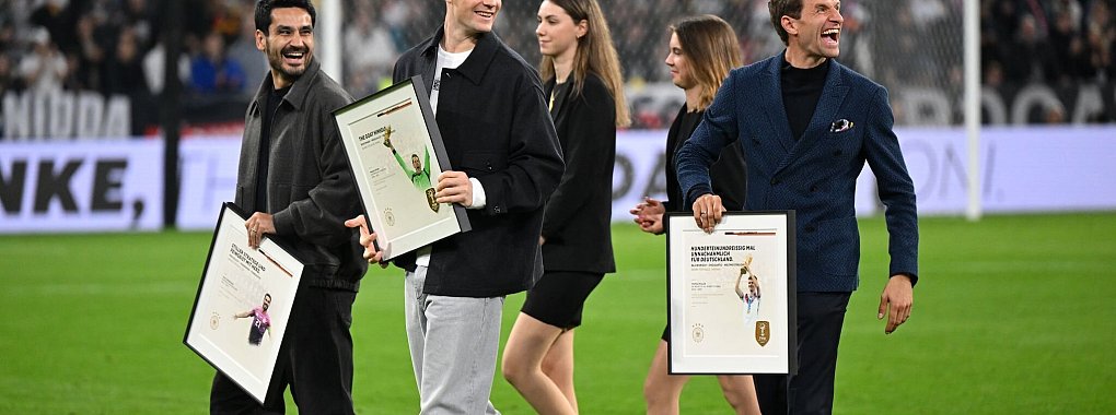 Die Ex-Nationalspieler Ilkay Gündogan (l-r), Manuel Neuer und Thomas Müller wurden vor dem Anpfiff verabschiedet. - © Sven Hoppe/dpa