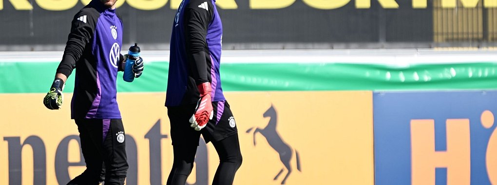 Oliver Baumann (l) und Alexander Nübel beim Training. Wer steht gegen Italien im Tor? - © Federico Gambarini/dpa