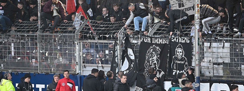 Banner der Eintracht-Fans, die ein Nottor blockieren, werden entfernt. - © Anke Wälischmiller/dpa