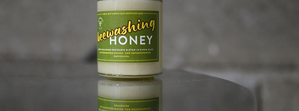 Imker Rico Heinzig hat seine Honiggläser mit einem «Beewashing»-Etikett versehen (Archivbild) - © Robert Michael/dpa