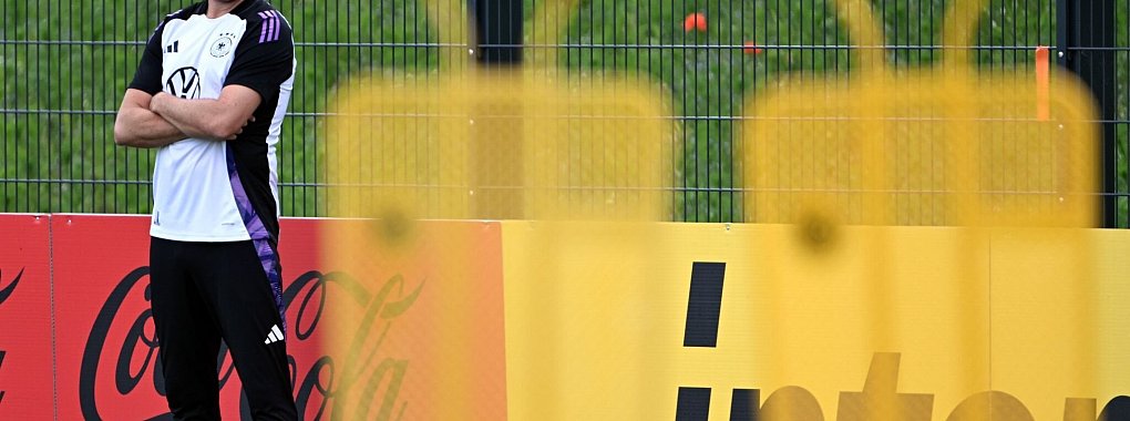 Bundestrainer Julian Nagelsmann w&auml;hrend des Trainings. - &copy; Federico Gambarini/dpa