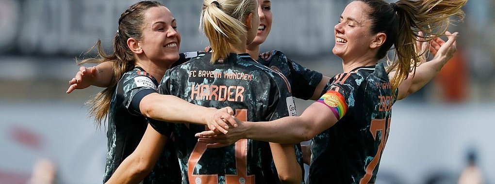 Jubel um Pernille Harder (Mitte) bei den Bayern-Frauen - © Heiko Becker/dpa