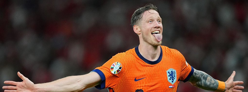 L&auml;sst sich feiern: Wout Weghorst streckt vor Freude die Zunge raus. - &copy; S&ouml;ren Stache/dpa