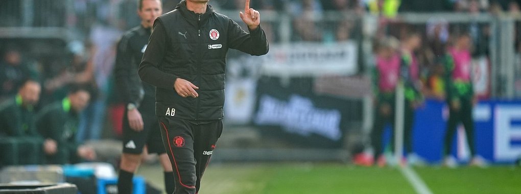 Der FC St. Pauli um Trainer Alexander Blessin steht vor dem Pokalduell bei RB Leipzig. - © Marcus Brandt/dpa